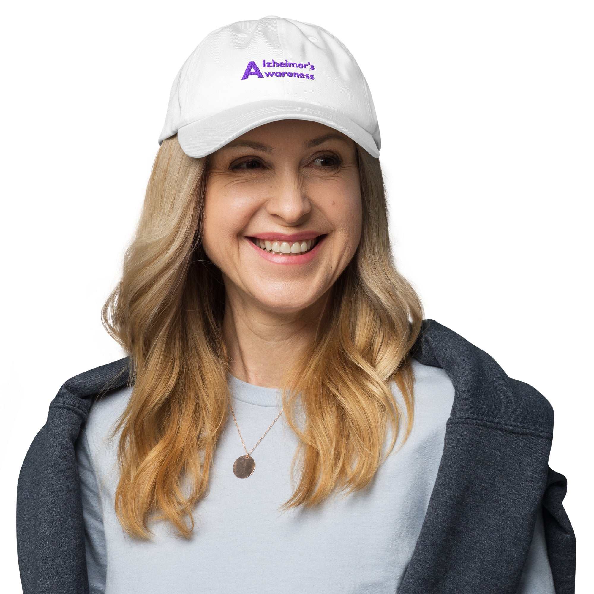 Woman wearing a white Alzheimer’s awareness dad hat with purple embroidery